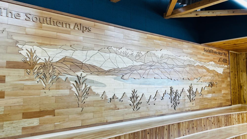 木材で描かれた南アルプス
