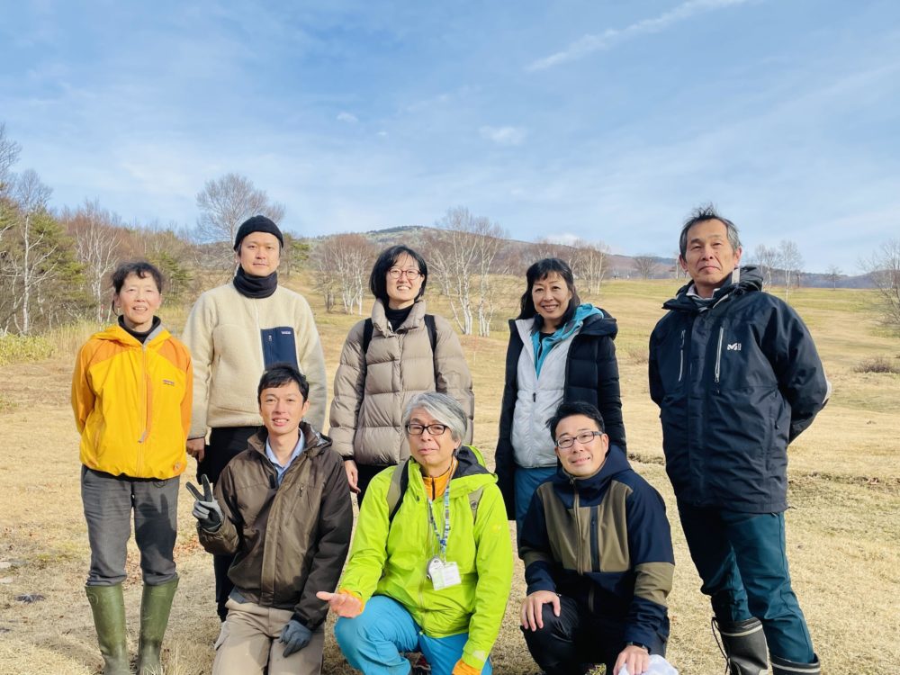 健康ウォーキング体験にて根子岳をバックに記念撮影